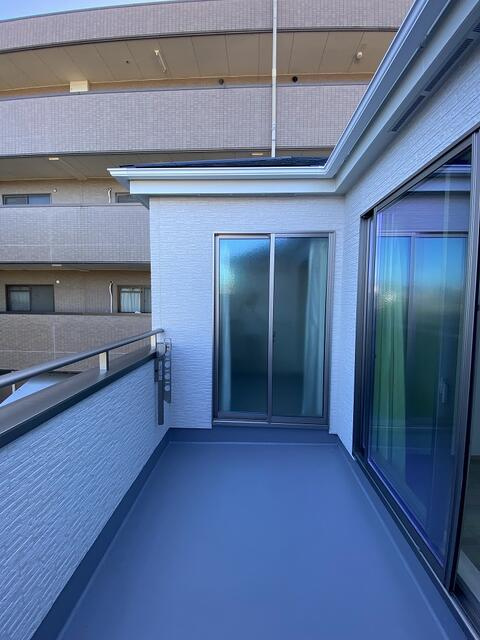駿東郡清水町長沢の新築一戸建のバルコニー|日当たりのよいバルコニーにお気に入りの植物を並べて。ガーデニングを楽しみ、暮らしに彩りを。