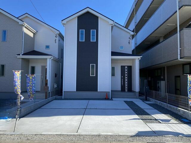 駿東郡清水町長沢の新築一戸建の駐車場|共働き世帯の車２台と来客用にも使える、３台分の駐車スペース。家族の暮らしに合わせて使えます。