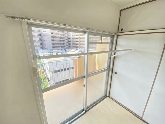 コーポ宮内の洋室|室内洗濯干し、花粉やＰＭ２．５対策できます。