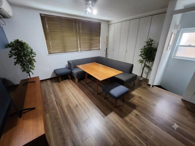 【居間・リビング】 | アトムセレクト船橋市前原西３丁目戸建て | 方向1
※売主様居住中のため、写真や見学時に写っている家具・インテリア・家電等は、引き渡し対象外です。また、荷物等はAIで消去しています。
