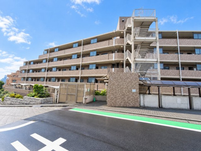 【その他】 | 上大岡ガーデニア弐番館/眺望・日当たり良好/オートロック | ◆堂々たる趣ながら、主張し過ぎずどこか余裕を感じさせるシャープなフォルムで佇む邸宅は、晴天の空と照らし合わせる事で、本来あるべき完成形の姿を見せてくれます。