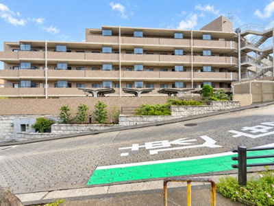【その他】 | 上大岡ガーデニア弐番館/眺望・日当たり良好/オートロック | ◆爽やかな青空の下に贅沢なほどに降り注ぐ陽光、豊かな居住性と、クオリティが見事に調和した住空間は、住まうことの喜びを感じさせてくれます。ゆとりある広い敷地で開放的なお住まいです。
