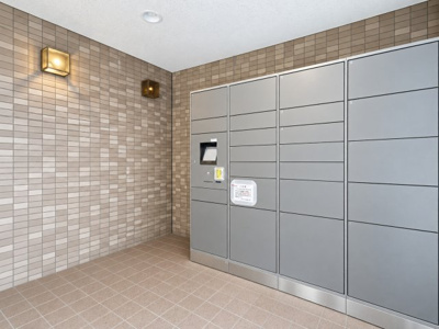 【その他】 | 上大岡ガーデニア弐番館/眺望・日当たり良好/オートロック | ◆宅配ボックスがあれば、外出中はもちろん在宅中でも手が離せないときなどにお荷物の配達が完了。

