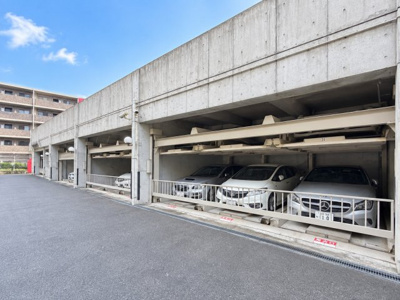 【その他】 | 上大岡ガーデニア弐番館/眺望・日当たり良好/オートロック | ◆マンションの敷地内駐車場は、便利で安心な駐車スペースを提供。防犯カメラと十分な照明でセキュリティも万全、住民の車をしっかり守ります。
