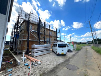 【前面道路含む現地写真】 | 土浦市神立町第9　新築戸建　1号棟 | 交通量が比較的少なく、小さなお子様がいるご家庭にも安心の住環境です。