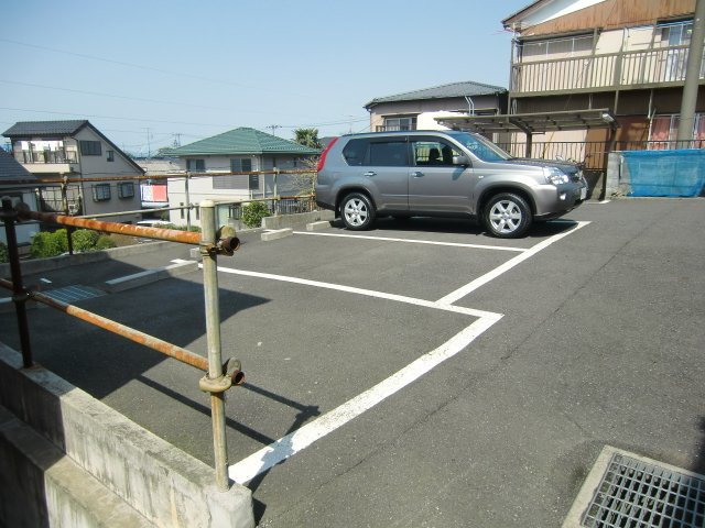ラトゥール諏訪坂の駐車場