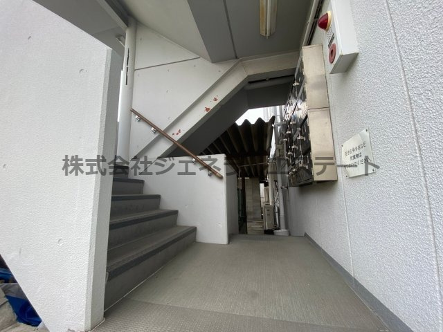 OKハイツ5号館のエントランス