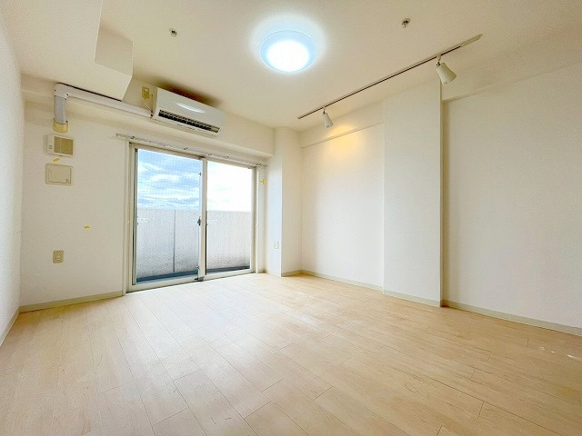 セレニテ新大阪弐番館の居間・リビング