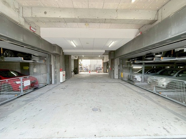 セレニテ新大阪弐番館の駐車場