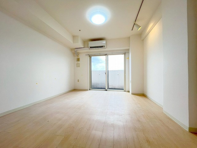 セレニテ新大阪弐番館の居間・リビング