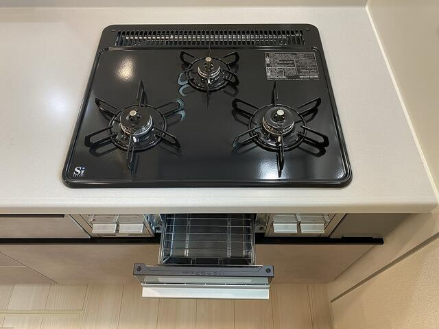 駿東郡小山町菅沼の新築一戸建のキッチン|主菜・副菜・汁物を同時に調理できる３口コンロ。忙しい朝や夕食づくりも効率よく進められます。