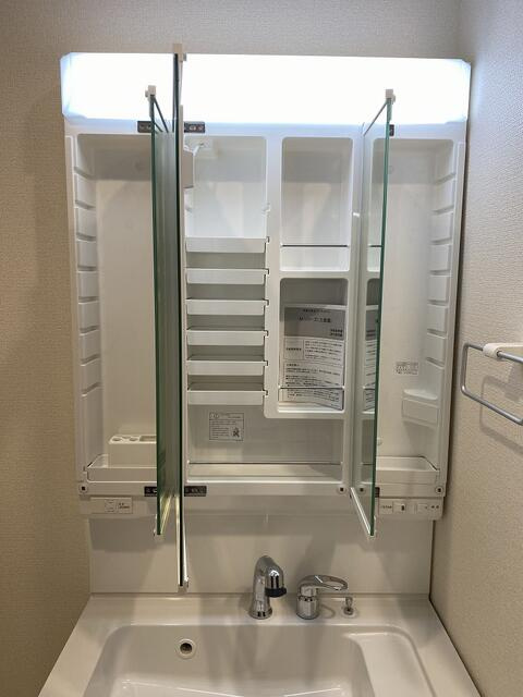 駿東郡小山町菅沼の新築一戸建の洗面所|歯ブラシや化粧品、整髪料をすっきりしまえる鏡裏収納。家族それぞれの洗面用品も整理しやすく便利。