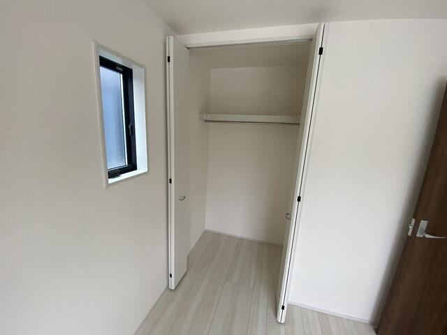 駿東郡小山町菅沼の新築一戸建の収納|西側５．２帖洋室　クローゼット収納