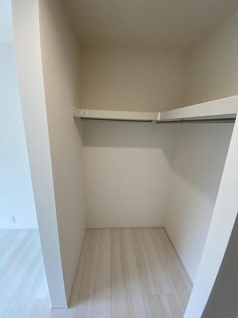 駿東郡小山町菅沼の新築一戸建の収納|７．７帖洋室　オープンタイプのウォークインクローゼット収納