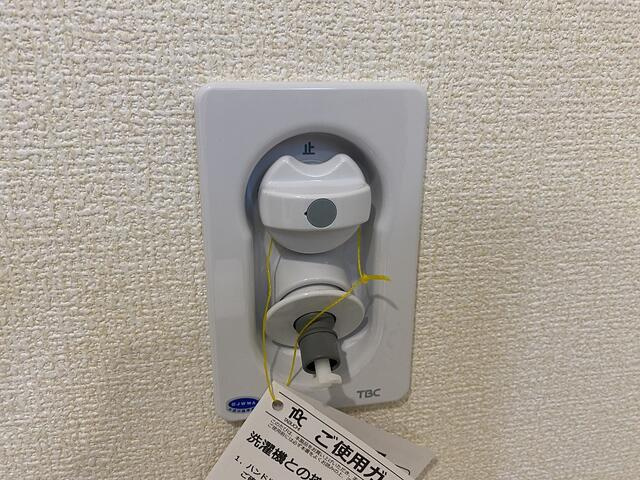 駿東郡小山町菅沼の新築一戸建の設備|洗濯機のホースが外れた際の水漏れリスクを軽減する止水機能付き水栓。