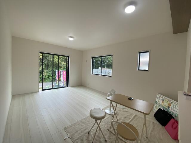 駿東郡小山町菅沼の新築一戸建の居間・リビング|１６帖のＬＤＫは、ダイニングとソファスペースを分けた家具配置もしやすい、くつろぎの空間です。