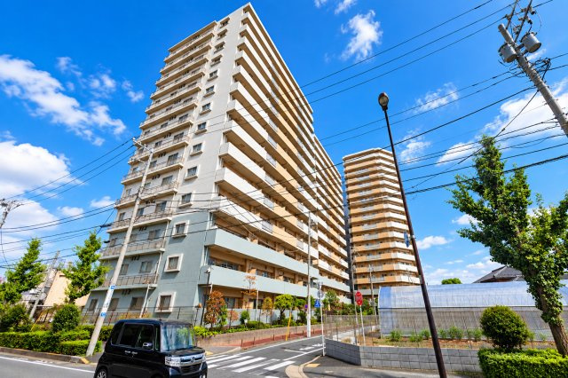 ライオンズタワー竹の塚ガーデンの外観|空へ伸びるツインタワーの堂々たる佇まい。豊かな植栽と調和する存在感あるレジデンス。