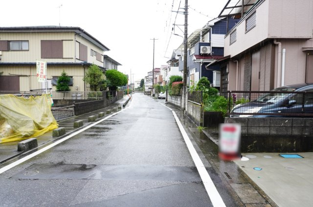 草加市原町1丁目 築後未入居住宅の前面道路含む現地写真