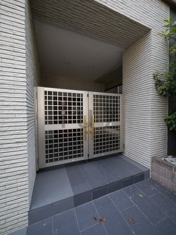 ノーブルコーケ横浜のエントランス
