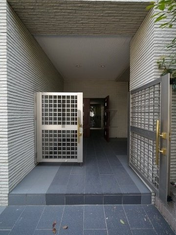 ノーブルコーケ横浜のエントランス