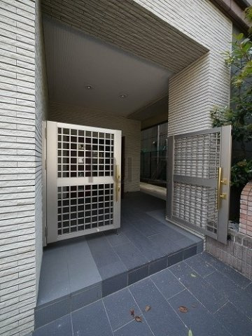 ノーブルコーケ横浜のエントランス