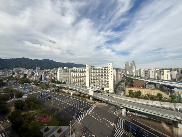グランドメゾン三宮の展望|前面に大きく視界を遮る建物がなく、遠くまで見渡せる開けた景色が魅力のお部屋です。