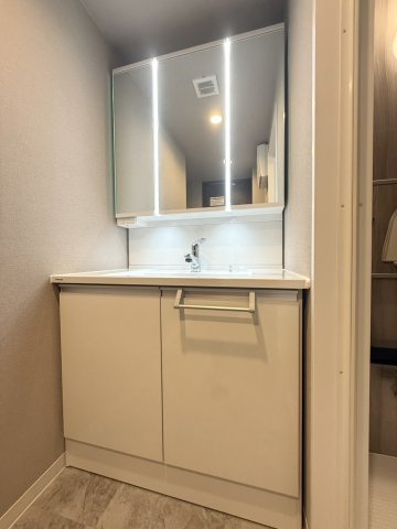 グランドメゾン三宮の独立洗面台|毎日の身支度が快適になる独立洗面スペース！
洗顔や歯磨き、ヘアセットなどにも使いやすく、プライベート感のある便利な空間です。