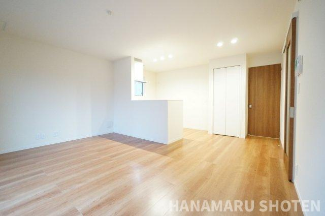 エクセルSAITA Aの居間・リビング|物件、駅でお待ち合わせでのご案内歓迎！