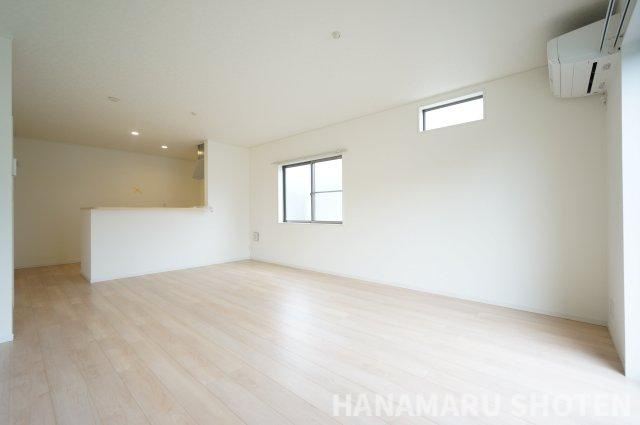 四街道市小名木戸建の居間・リビング|物件、駅でお待ち合わせでのご案内歓迎！お電話でのご予約がスムーズです！
