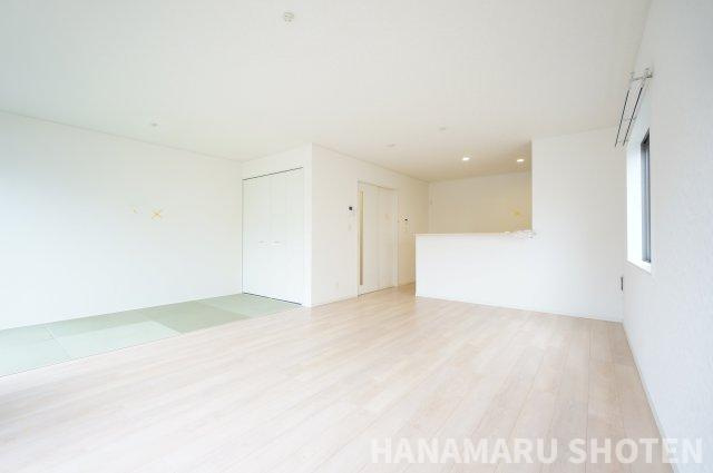 四街道市小名木戸建の居間・リビング|物件、駅でお待ち合わせでのご案内歓迎！お電話でのご予約がスムーズです！