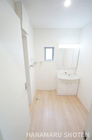 四街道市小名木戸建の洗面所|物件、駅でお待ち合わせでのご案内歓迎！お電話でのご予約がスムーズです！