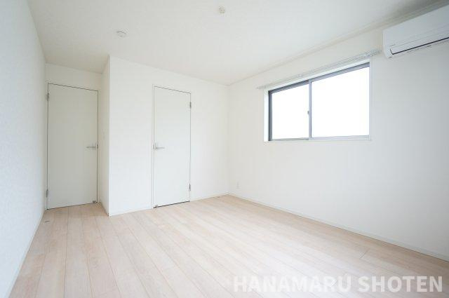 四街道市小名木戸建の洋室|物件、駅でお待ち合わせでのご案内歓迎！お電話でのご予約がスムーズです！
