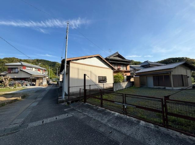 南国市稲生の中古一戸建の前面道路含む現地写真|自然豊かで閑静な住環境です♪