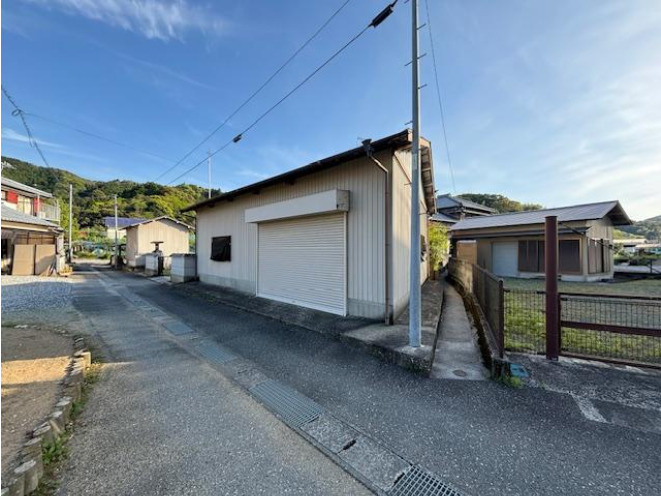 南国市稲生の中古一戸建の前面道路含む現地写真|自然豊かで閑静な住環境です♪