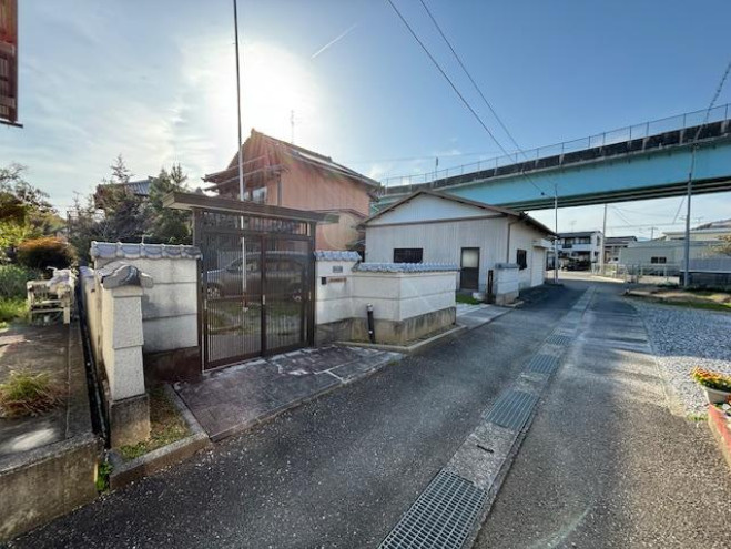 南国市稲生の中古一戸建の前面道路含む現地写真|自然豊かで閑静な住環境です♪