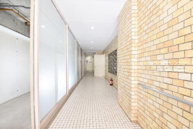 【ロビー】 | 東高ペアシティ | マンションの建物内に入って最初に目にする空間が、このエントランスホールです。それほど広くはありませんが、しっかりと清潔感が保たれています。～即日のご見学可能～　お問合せはお気軽にどうぞ。

