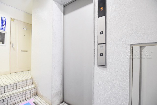【設備】 | 東高ペアシティ | バリアフリーの強い味方、エレベーターが設置されています。メンテナンスに手間と費用がかかる設備ですが、あるとないとでは大違い。～即日のご見学可能～　お問合せはお気軽にどうぞ。
