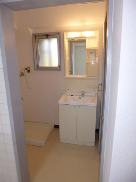 フラッツ東長崎の独立洗面台|
※写真は建物の標準的な設備になります。
現況と異なる場合、現況を優先いたします。