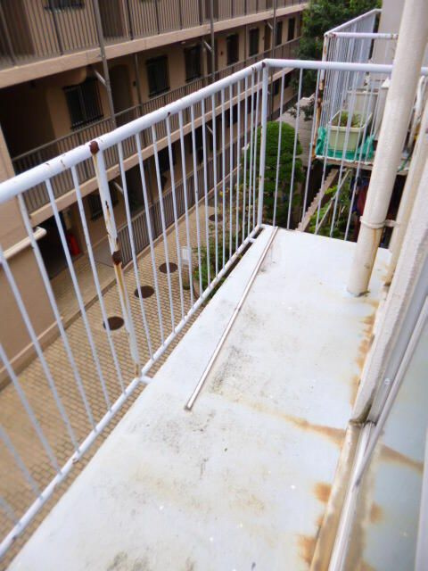 フラッツ東長崎のバルコニー|外からの目が気にならないバルコニーで洗濯物が干せます