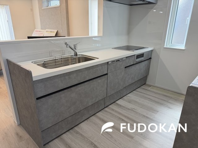 【家具付き×全館空調】酒田市千石町のキッチン|広々ワイドなキッチンは料理がしやすく快適です。