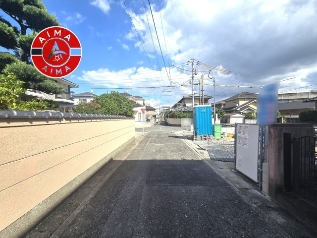 福岡市早良区飯倉7丁目第9-2棟（2号棟）　の前面道路含む現地写真|前面道路は閑静な住宅地をはしる車通りの少ない道路。お車の出し入れが苦手なママや小さなお子様にも安心ですね。しっかり舗装もされているので、ベビーカーや自転車で通っても快適に通行できます。