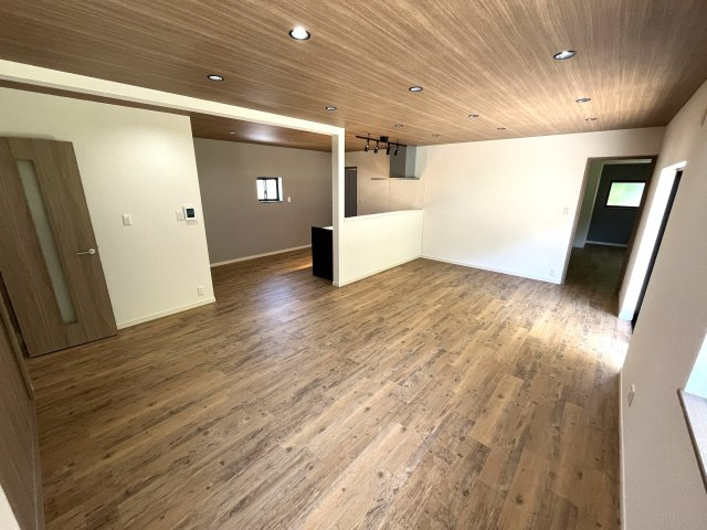 【居間・リビング】 | 仲介手数料無料！厚狭小学校に通えるリフォーム済み中古住宅　山陽小野田市厚狭 | ゆったりとしたリビングは家族の団らんがはずみますね♪