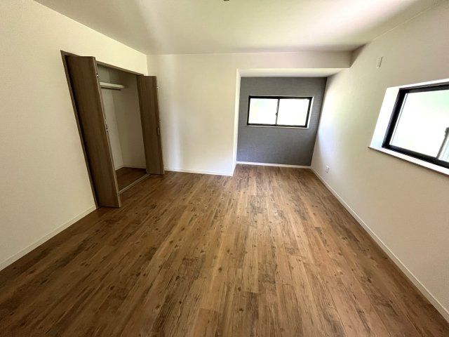 【洋室】 | 仲介手数料無料！厚狭小学校に通えるリフォーム済み中古住宅　山陽小野田市厚狭 | ２面採光の明るいお部屋で健やかな毎日