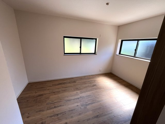 【洋室】 | 仲介手数料無料！厚狭小学校に通えるリフォーム済み中古住宅　山陽小野田市厚狭 | ゆったりした洋室です
