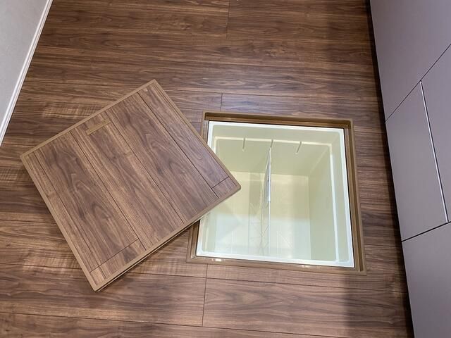 駿東郡小山町菅沼の新築一戸建のキッチン|食品や調味料のストックをしまえる便利な床下収納。収納場所を補い、キッチンをすっきり保てます。