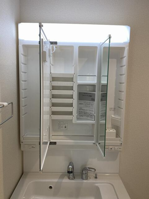 駿東郡小山町菅沼の新築一戸建の洗面所|歯ブラシや化粧品、整髪料をすっきりしまえる鏡裏収納。家族それぞれの洗面用品も整理しやすく便利。
