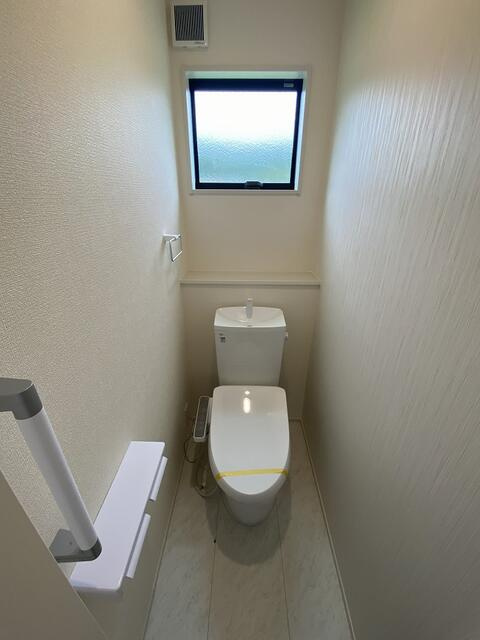 駿東郡小山町菅沼の新築一戸建のトイレ|各階にトイレがあるので、家族の準備が重なる忙しい朝も安心。もちろん温水洗浄便座完備です。
