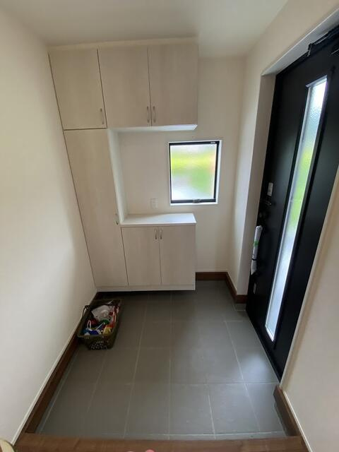 駿東郡小山町菅沼の新築一戸建の玄関|家族分の靴をたっぷりしまえる大きな下駄箱。靴が増えがちなご家庭でも、玄関をすっきり保てます。