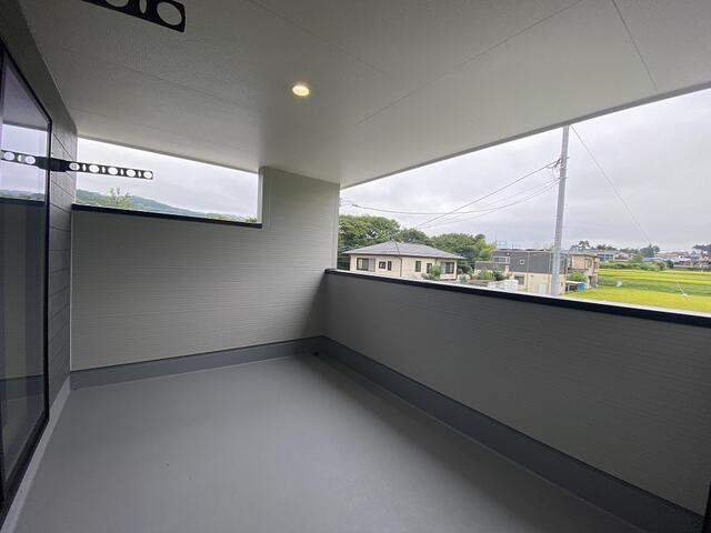 駿東郡小山町菅沼の新築一戸建のバルコニー|屋根に覆われ、急な雨でも洗濯物が濡れにくいインナーバルコニー。天候が変わりやすい日にも便利。