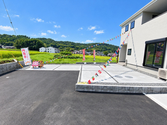駿東郡小山町菅沼の新築一戸建の駐車場|夫婦それぞれの車に加え、もう１台停められる駐車場。来客時やお子さんの将来の車にも便利です。